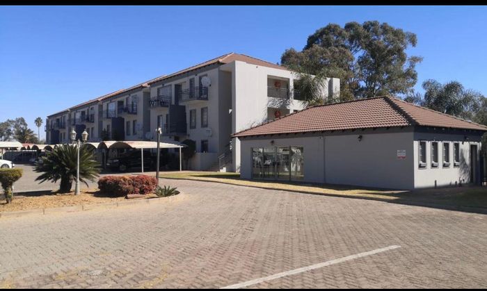 For Sale: 1-Bedroom Apartment in Brakpan North with balcony and fitted kitchen.