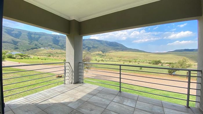 For Sale: House in Vulintaba Country Estate with pool, mountain views, and golf access.