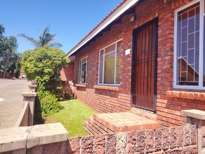 Townhouse for Sale in Langenhovenpark: 2 beds, double garage, low-maintenance garden.