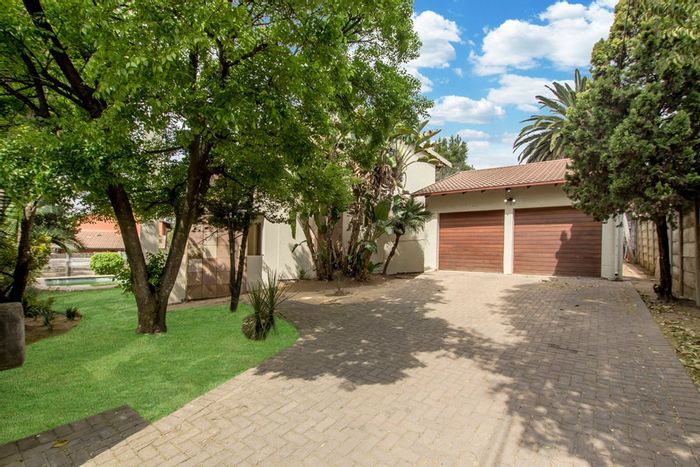 House To Rent in Randpark Ridge: 3 bedrooms, pool, garden, and study.