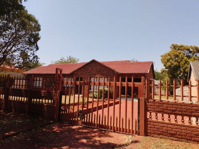 Dawn Park House For Sale: 3 bedrooms, pool, carport, security, near amenities.