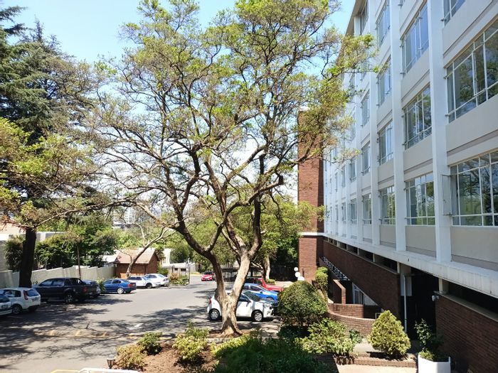 Illovo Apartment To Rent: 2 beds, communal gardens, pools, secure parking.