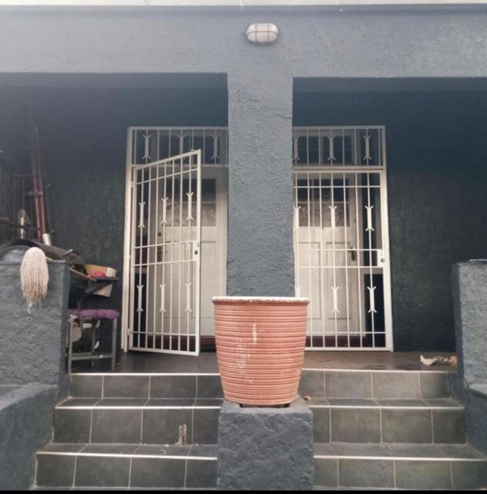 For Sale: House in Bezuidenhout Valley with 6 self-contained rental units.