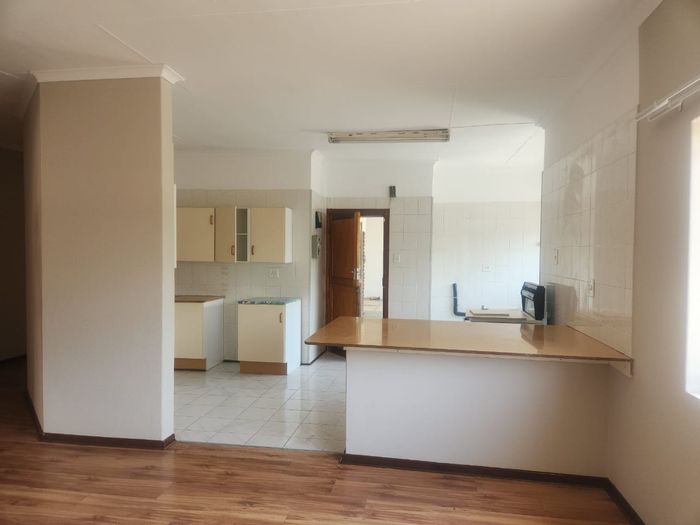 Apartment for Sale in Standerton Central: 3 beds, 2 baths, secure complex.