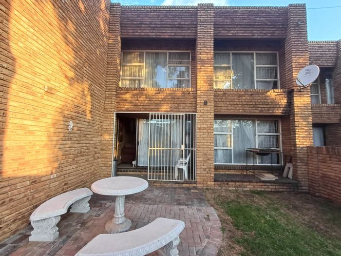 For Sale: Townhouse in Neserhof with 3 beds, garage, low-maintenance design.