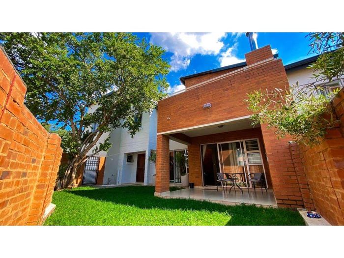 Fourways House To Rent: 3 beds, pool, clubhouse, secure estate, double garage.