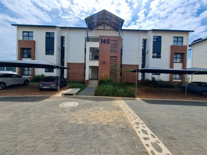 Apartment To Rent in Ballito Commercial District: Access gym, pool, and concierge services.