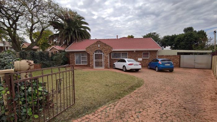 Laudium Ext 1 House For Sale: Three bedrooms, study, double carport, large yard.