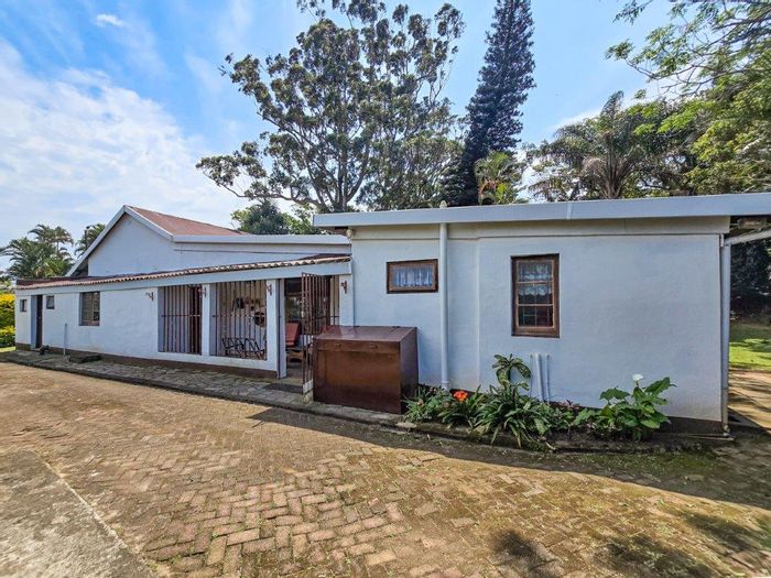 Umtentweni House For Sale: Spacious layout, large kitchen, secure parking, and storerooms.