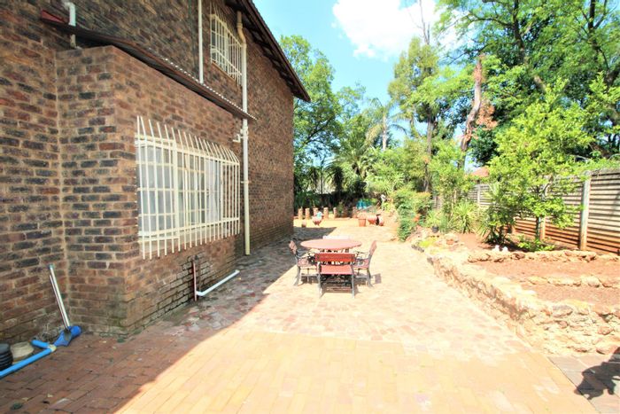 Eldoraigne House For Sale: Spacious with entertainment area, ample parking, and guesthouse potential.