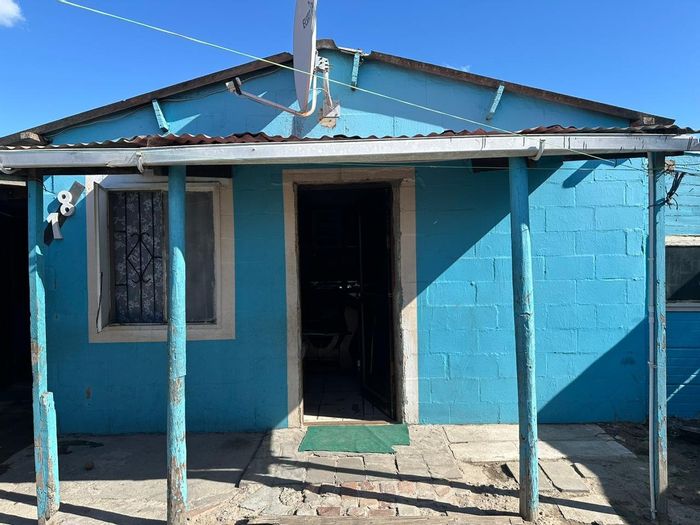 Three-bedroom house in Palm Park for sale, includes laundry room and parking.