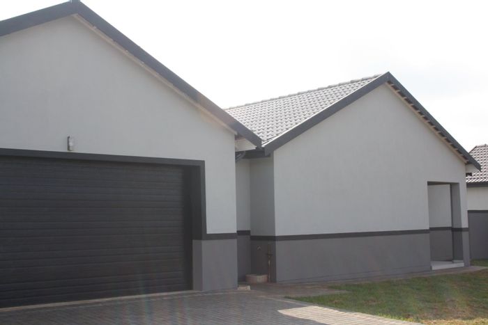 Vlakfontein House For Sale: 3 Bedrooms, secure estate, open plan living, optional solar.