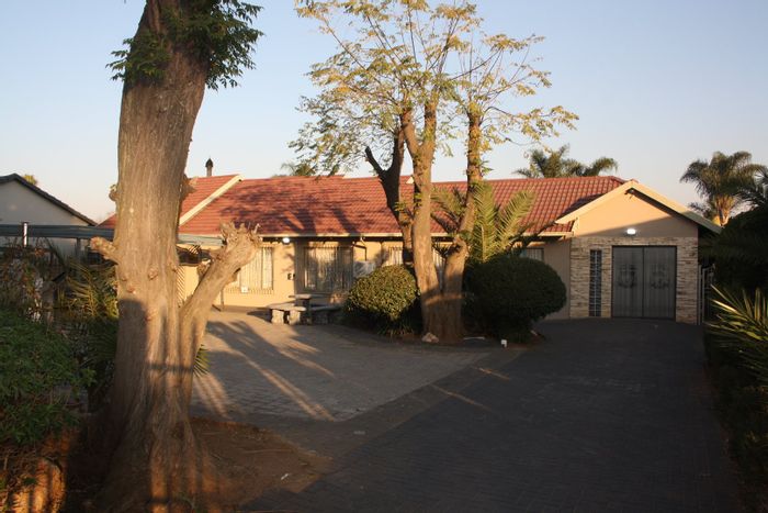 Rynsoord House For Sale: 5 bedrooms, heated pool, offices, ample parking.