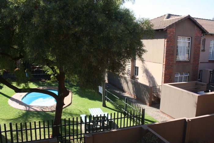 For Sale: Apartment in Benoni North with pool, braai area, and parking.