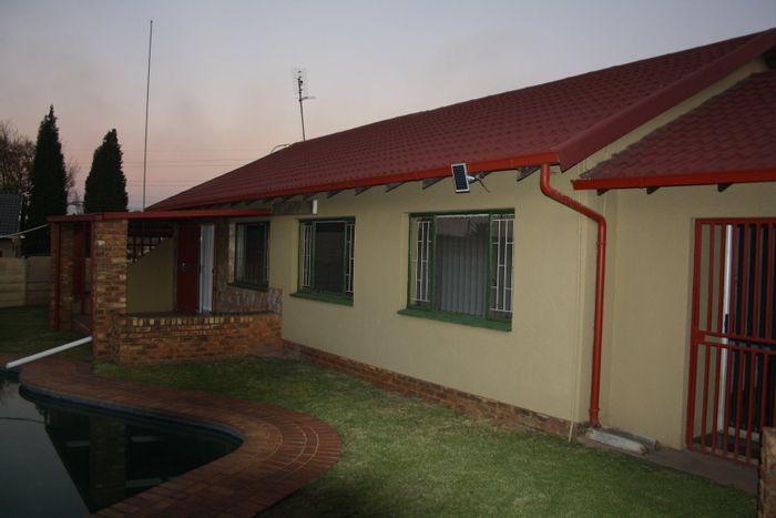 For Sale: House in Brakpan North with pool, jacuzzi, and ample parking.