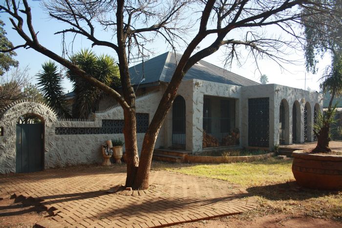 Dersley House For Sale: 4 bedrooms, outbuildings, carport, and lapa.