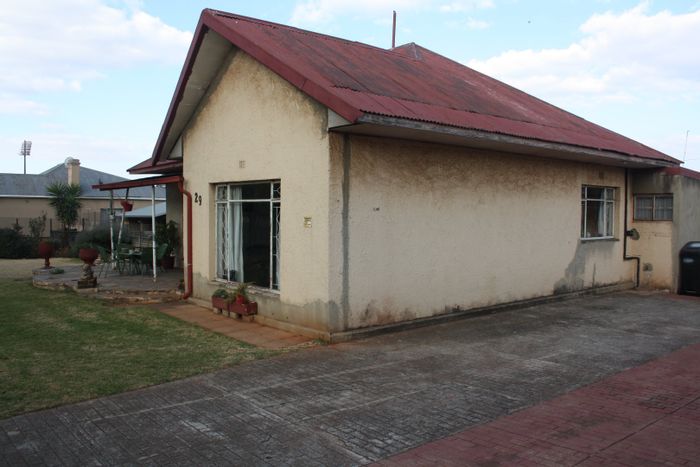 Two-bedroom house with flatlet, double garage, and ample parking in Brakpan Central.