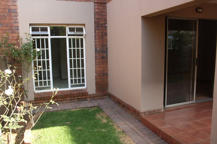 For Sale: Apartment in Benoni North with pool, braai area, and secure parking.