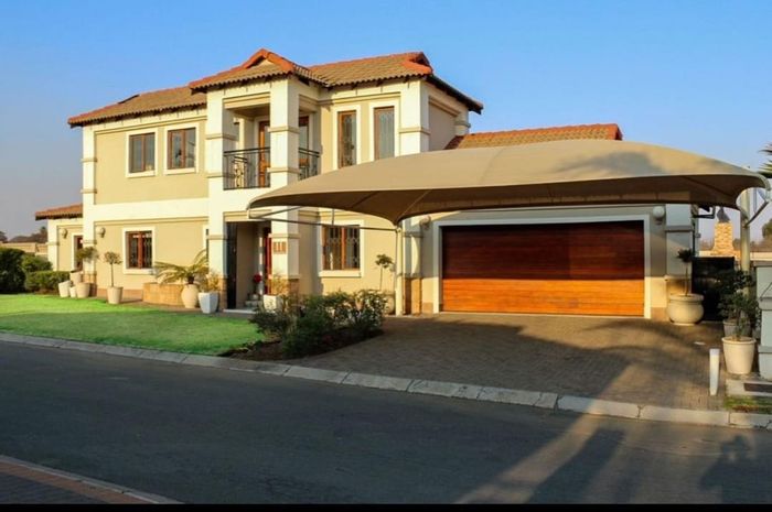 For Sale: House in Sunair Park with 5 bedrooms, pool, and spacious layout.