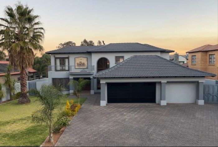 Helderwyk House For Sale: 5 bedrooms, pool, secure estate, spacious living areas.