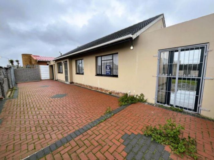 Belhar House For Sale: 3 beds, flatlet, garage, braai area, spacious yard.