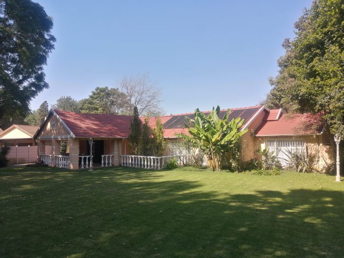 For Sale: Spacious Morehill house with pool, cottage, borehole, and ample parking.