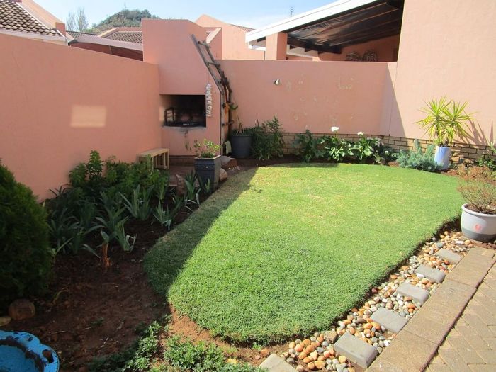 For Sale: Langenhovenpark Townhouse with private garden, carport, and spacious kitchen.