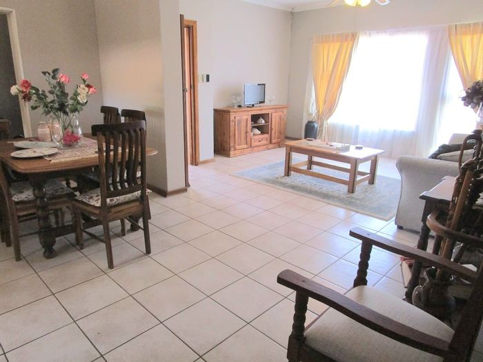 For Sale: Langenhovenpark Townhouse with private garden, carport, and spacious kitchen.