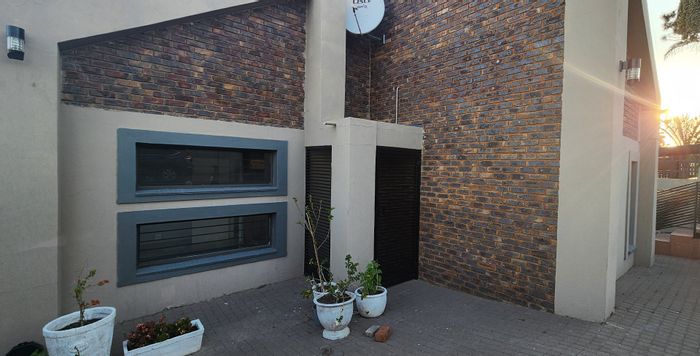 3-bedroom house in Erasmia with garden patio and prepaid utilities, To Rent.