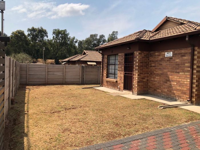 For Sale: Clayville Townhouse in secured estate, close to Sandton and Pretoria.