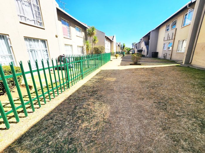 Ravenswood Apartment For Sale: 2 beds, pools, soccer area, braai space.