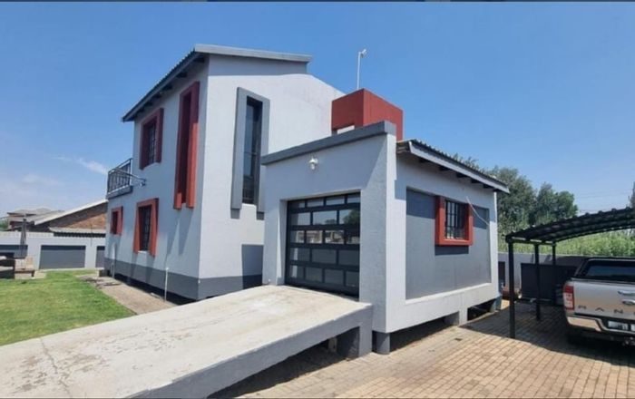 House To Rent in Middelburg South: 3 Bedrooms, large yard, automated garage, security system.