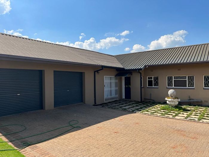 3 Bedroom House To Rent in Middelburg Central with garden, garage, and security features.