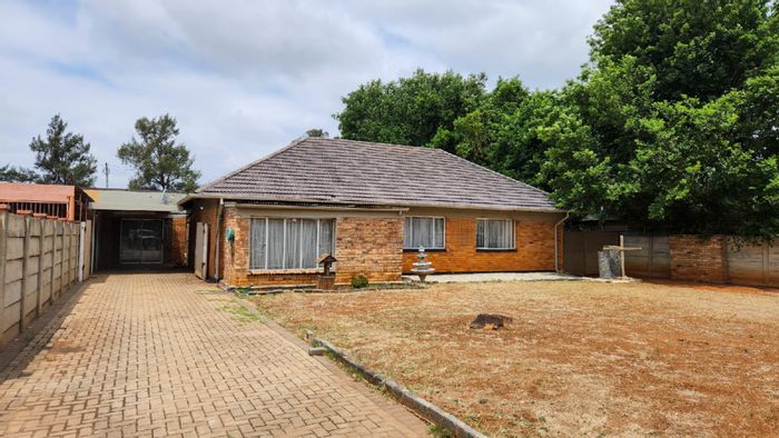 For Sale: House in Stilfontein Ext 4 with double carport and incomplete flatlet.