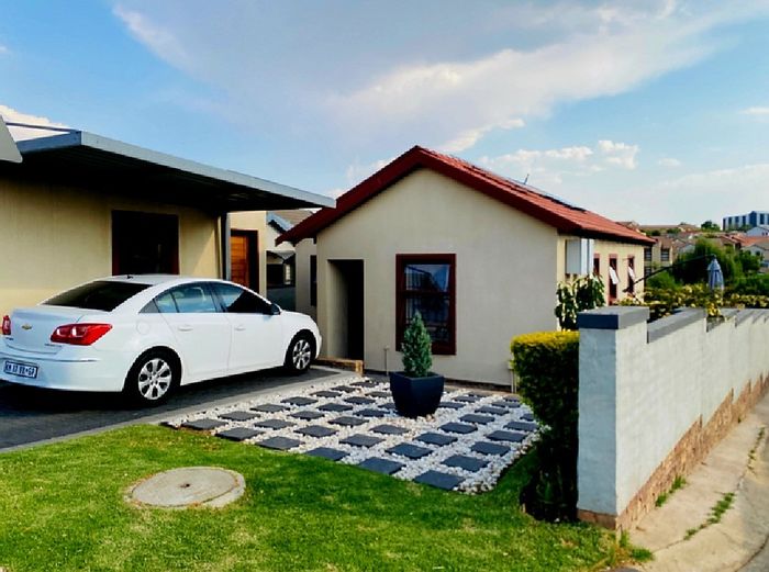 Kosmosdal House To Rent: 3 bedrooms, solar system, outdoor braai, secure estate.