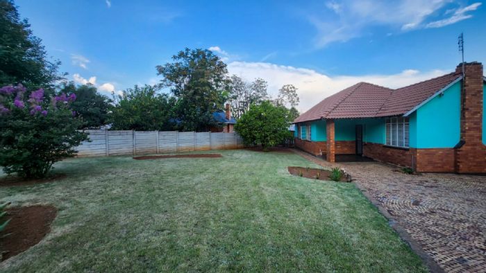 For Sale: House in Stilfontein Central with flatlet, upgraded kitchen, and spacious garden.