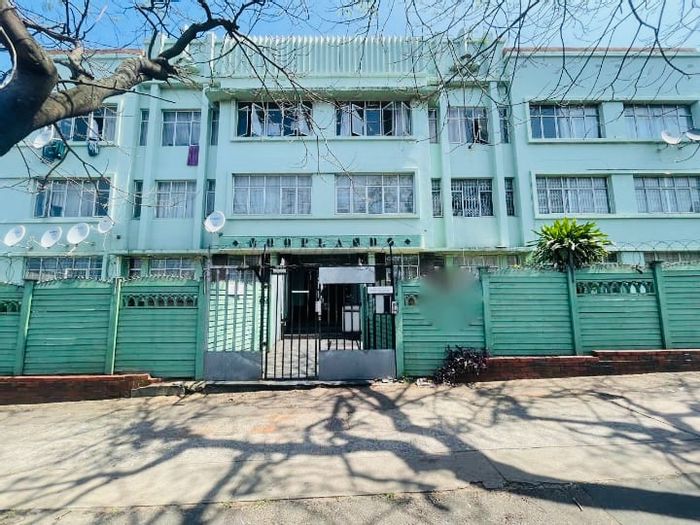 Bulwer Apartment For Sale: 2.5 bedrooms, garage, close to amenities and schools.