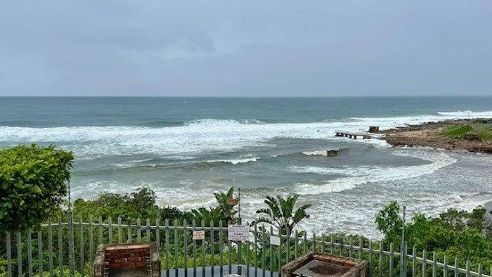 Uvongo Apartment For Sale: 2 Bedrooms, balcony, beach access, fully furnished.