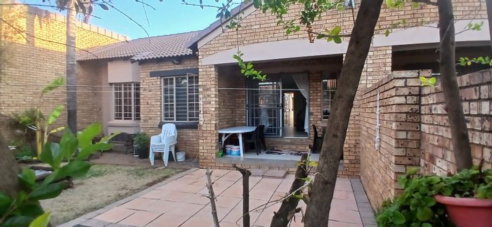 For Sale: House in Stone Ridge with 2 beds, garden, double garage, and security.