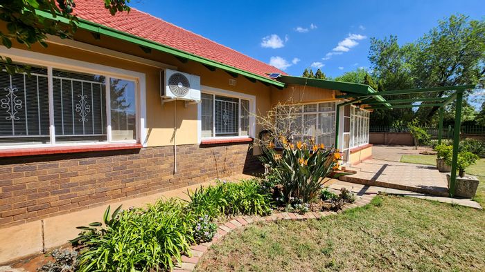 For Sale: House in Stilfontein Ext 4 with 3 bedrooms, lapa, and dual entrances.