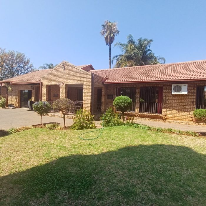 Wierda Park House For Sale: Open-plan living, pool, lapa, office space, servants quarters.