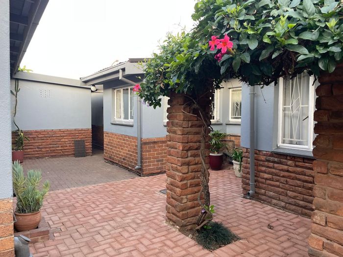 Kloofsig House For Sale: Spacious rooms, garden lapa, study, and workshop.