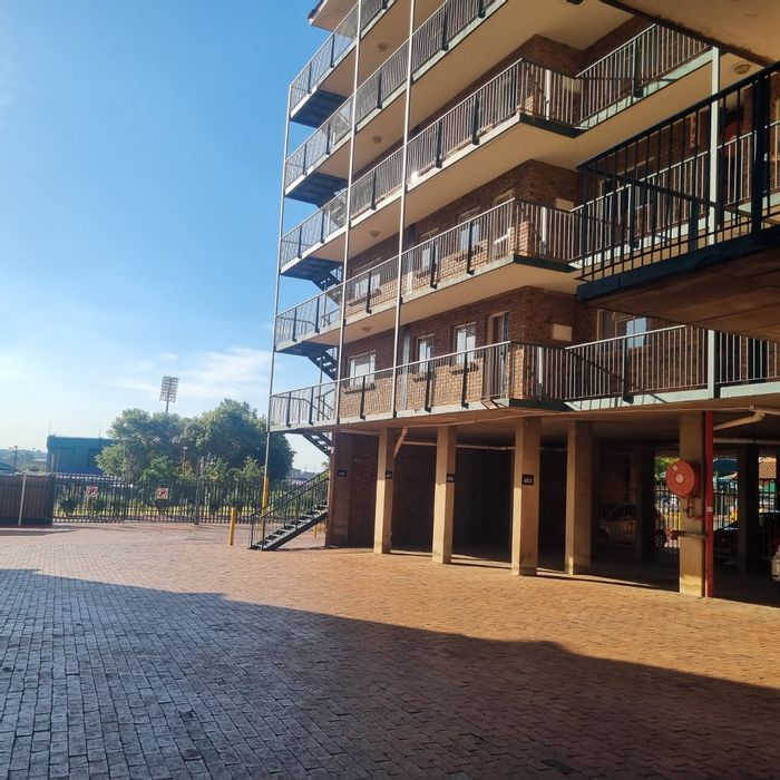 Die Hoewes Apartment For Sale: Rental income, near Supersport Park and Gautrain.