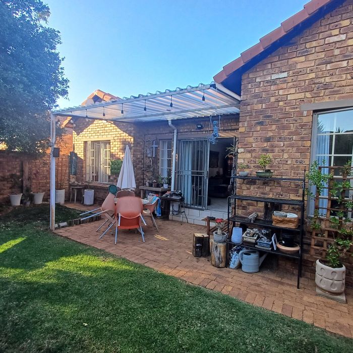 Townhouse for Sale in Rooihuiskraal North: Open-plan living, private garden, double garage.