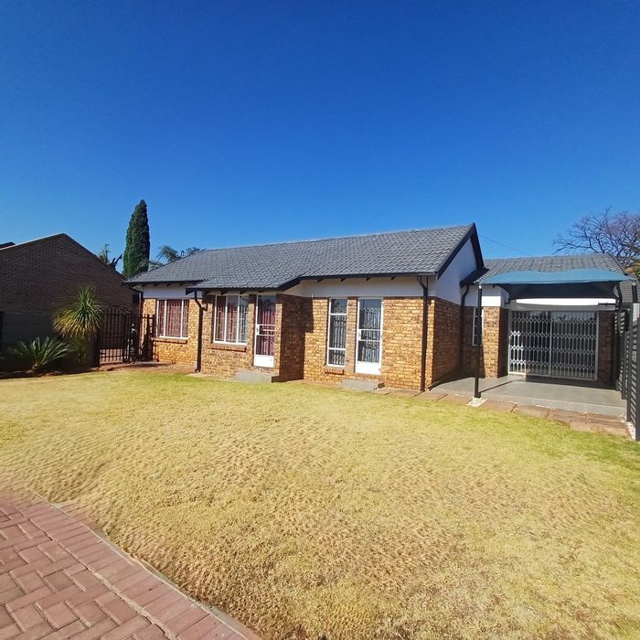 Rooihuiskraal House For Sale: Two dwellings, rental income potential, business options.