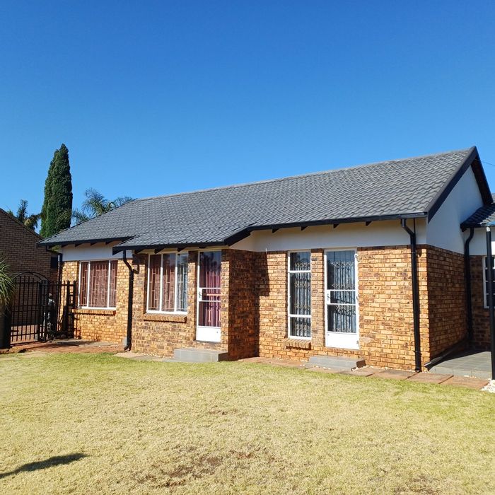 Rooihuiskraal House For Sale: Two dwellings, rental income potential, business options.