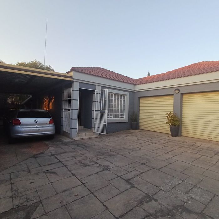 For Sale: House in Thatchfield Estate with pool, lapa, and double garage.