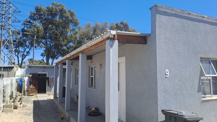 Electric City House For Sale: 3 beds, open plan kitchen, plus 2-bed granny flat.