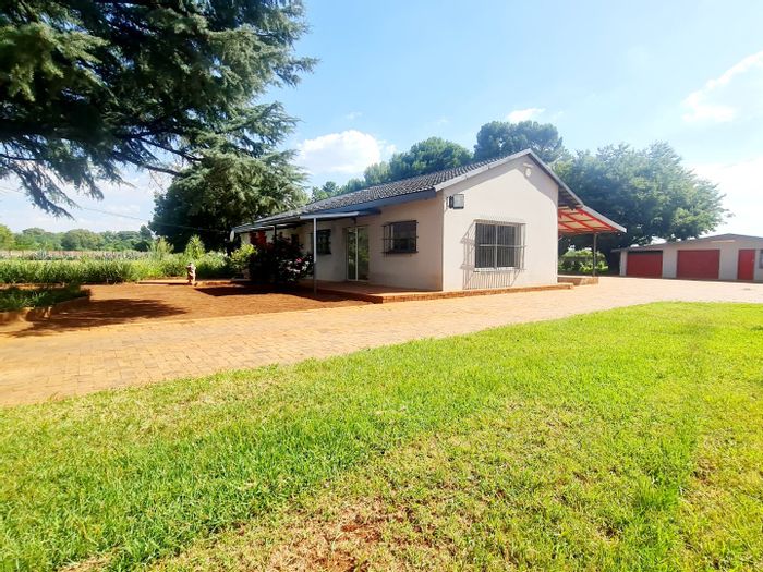 Raslouw Farm For Sale: 4-bed main house, cottages, greenhouse, rental income potential.