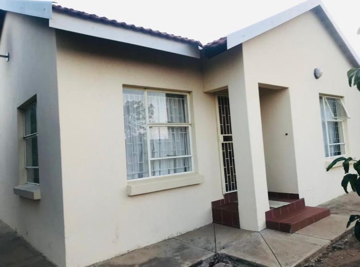 Seshego House For Sale: 4 bedrooms, 2 bathrooms, spacious erf, near amenities.